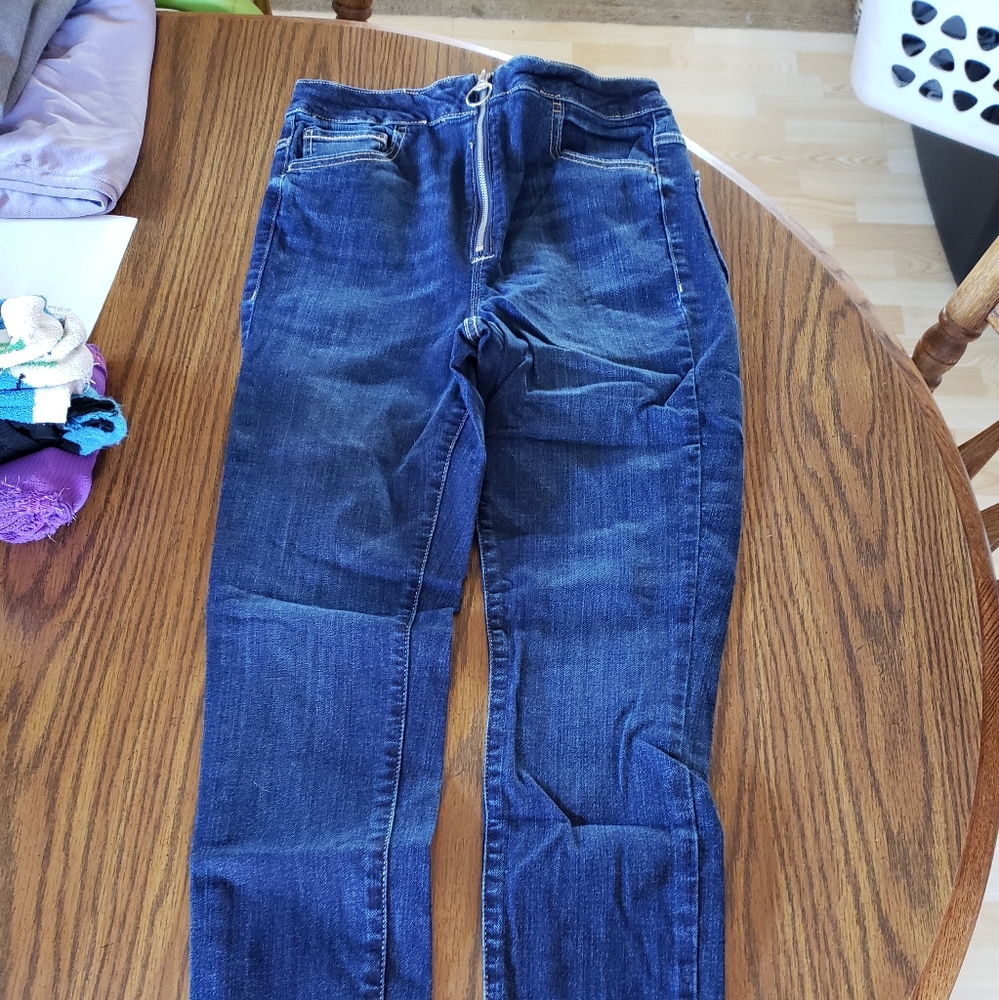 High-waisted jeans